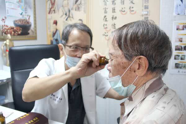 台中崇德仁心堂中医诊所医师诊治照片