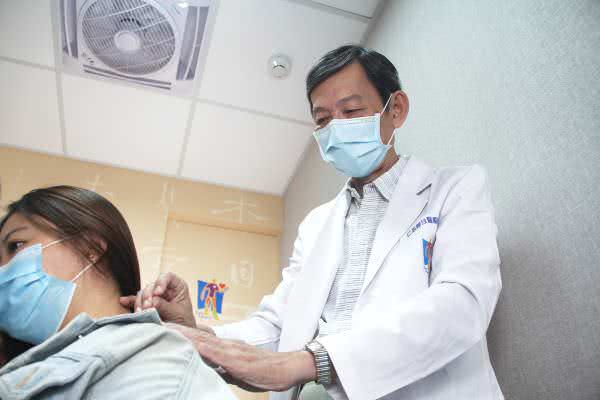台中崇德仁心堂中医诊所医师诊治照片